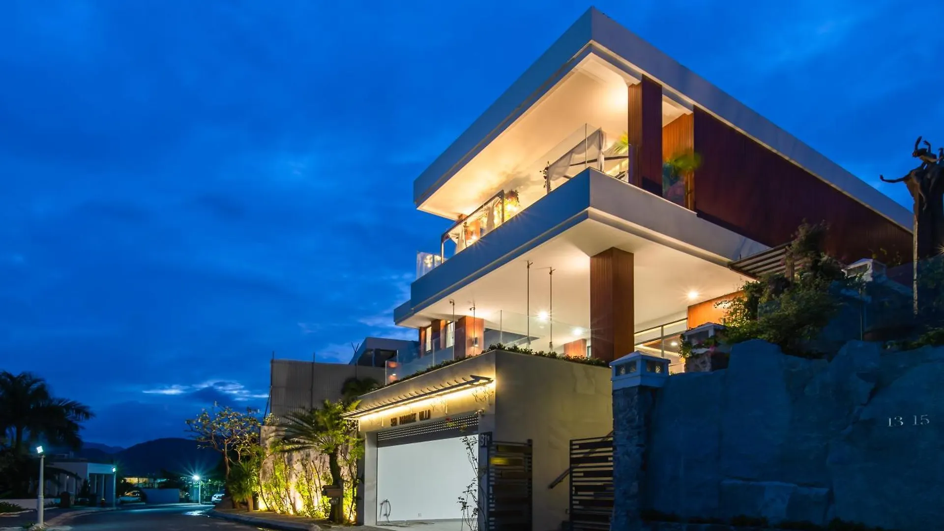 Ocean Front Villa Нячанг