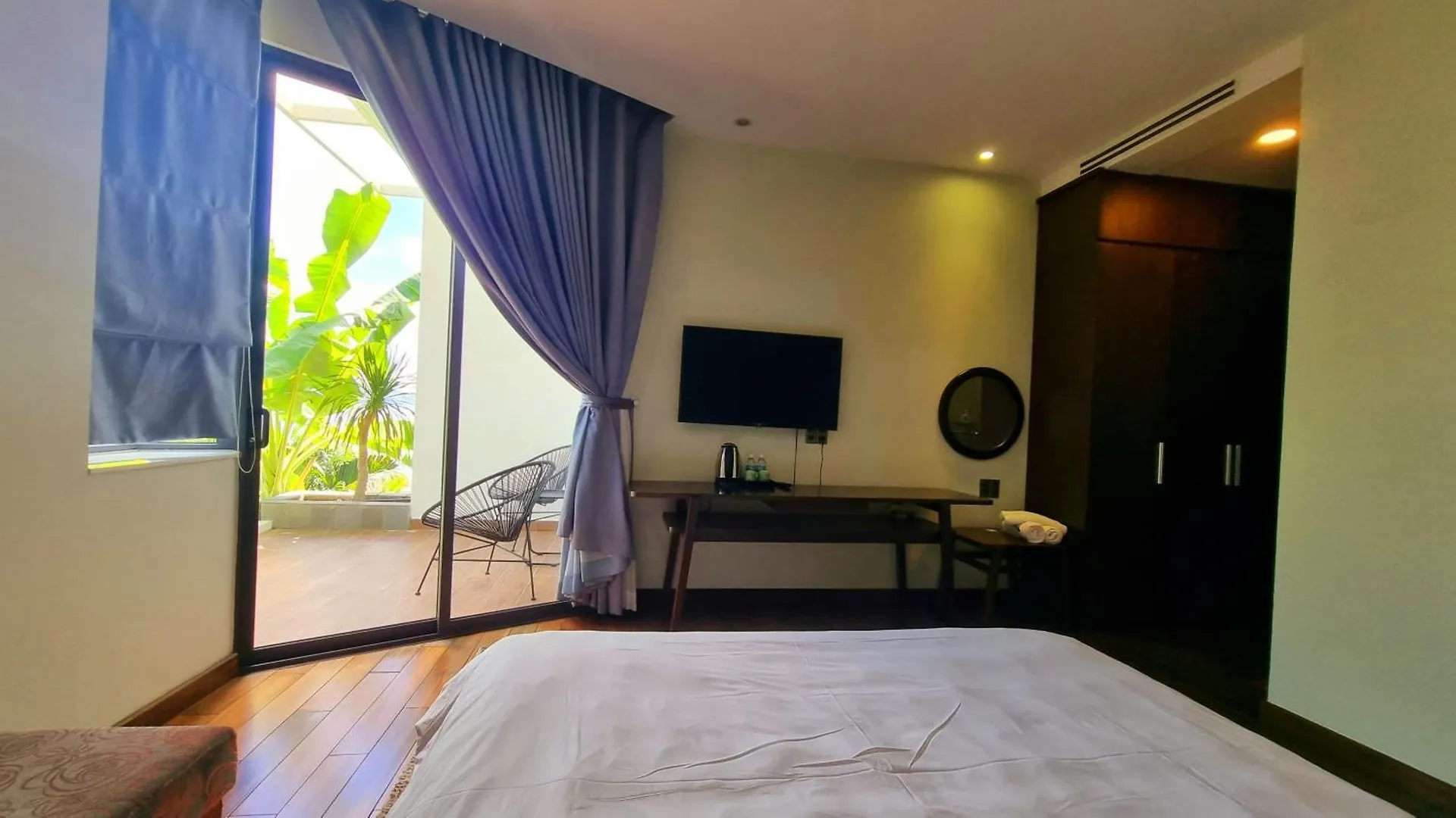 Ocean Front Villa Нячанг