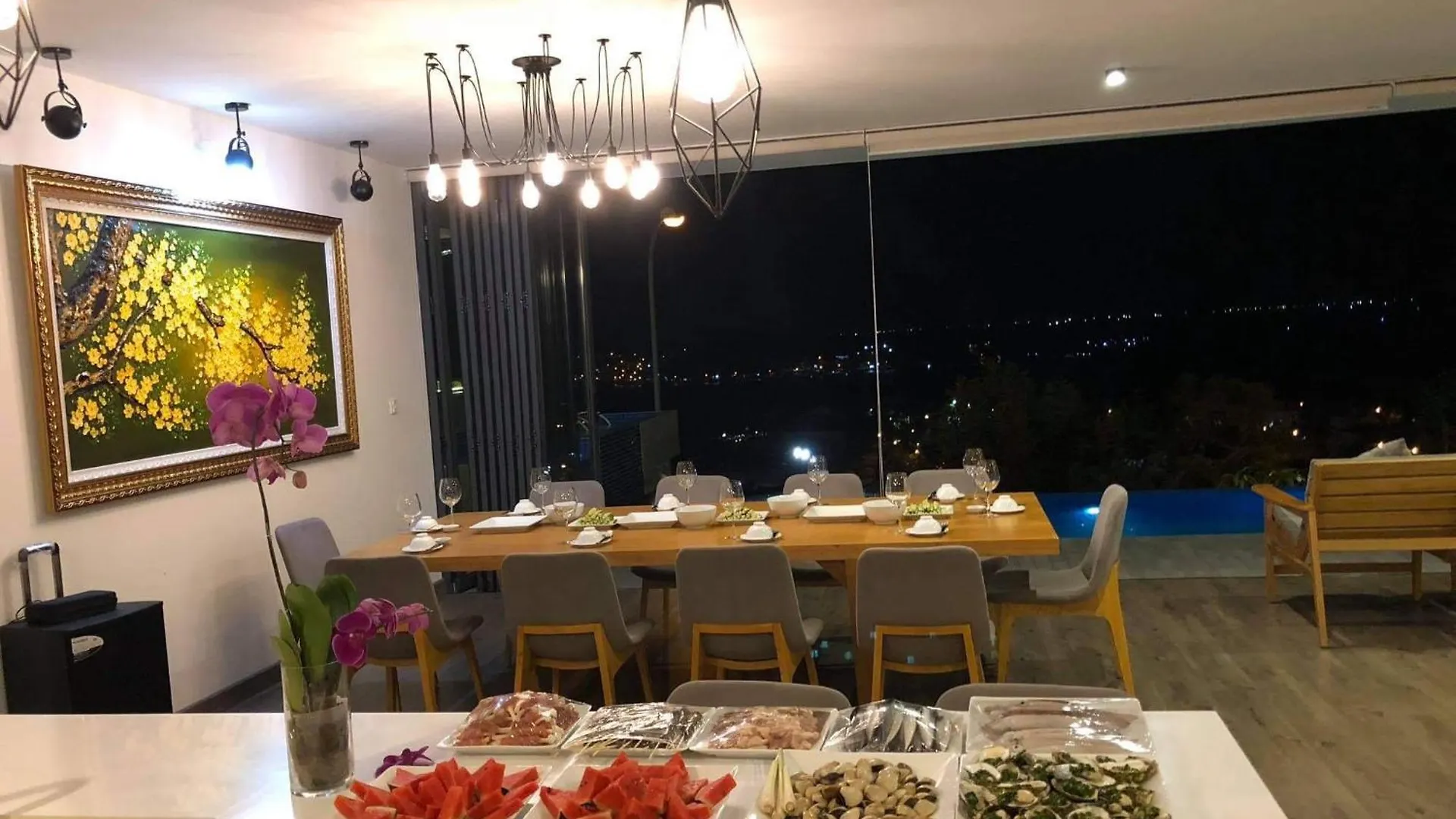 Ocean Front Villa Нячанг