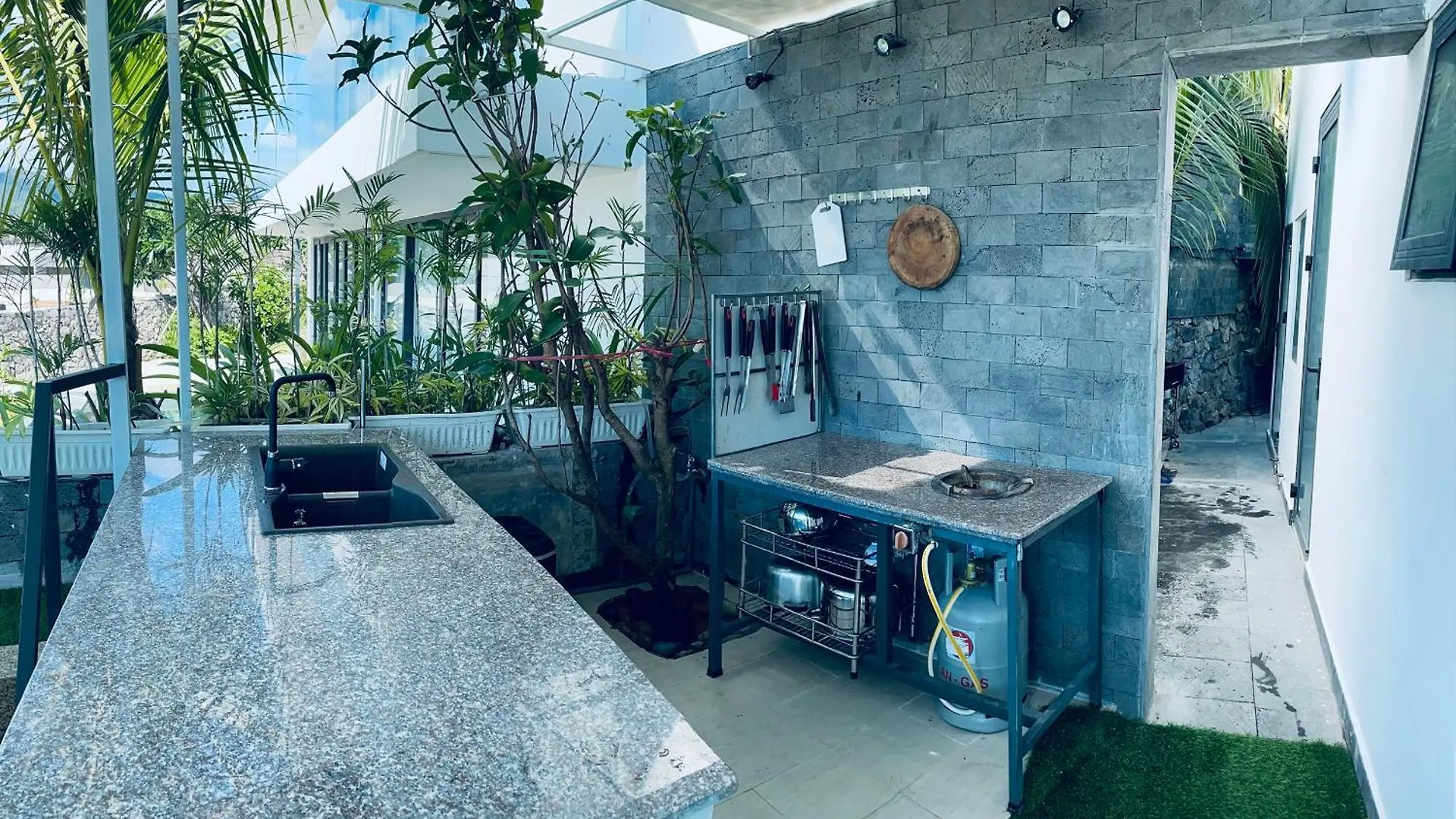 Ocean Front Villa Нячанг
