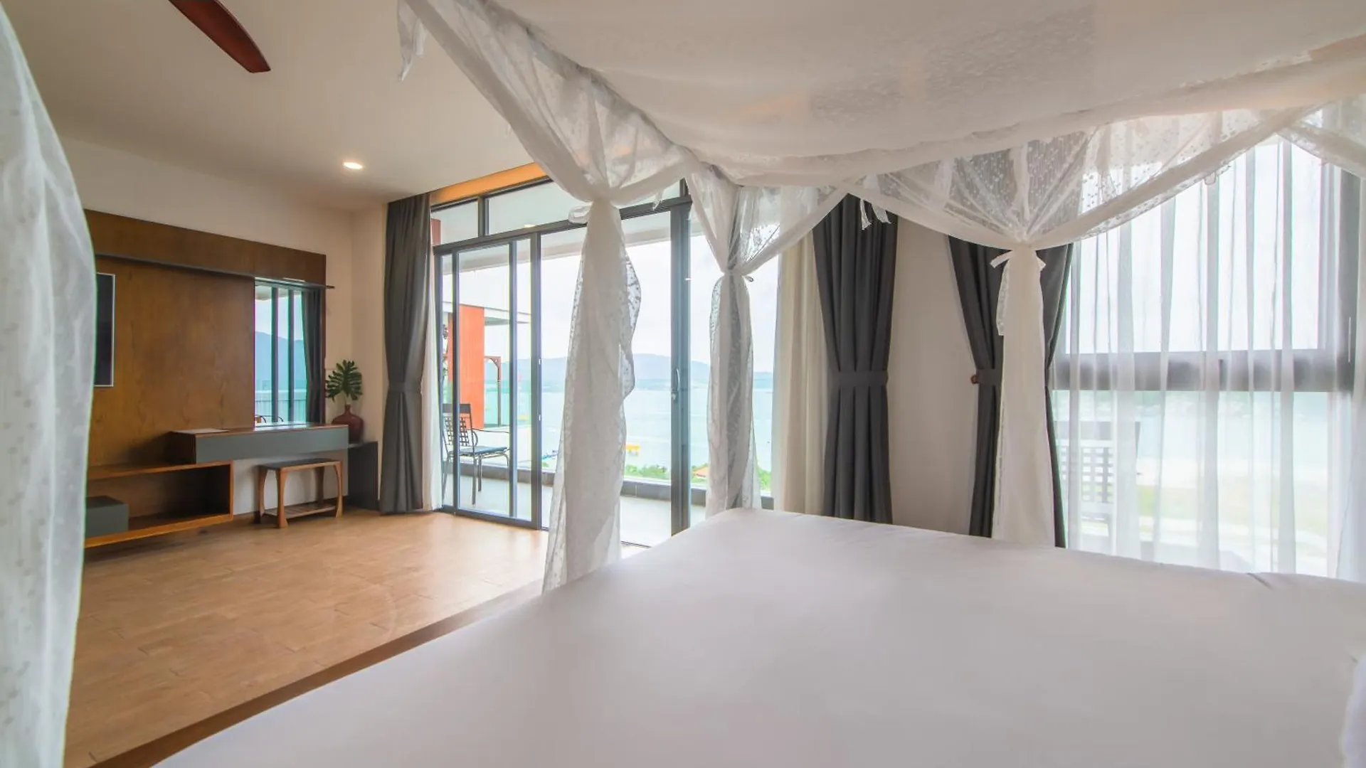Ocean Front Villa Нячанг