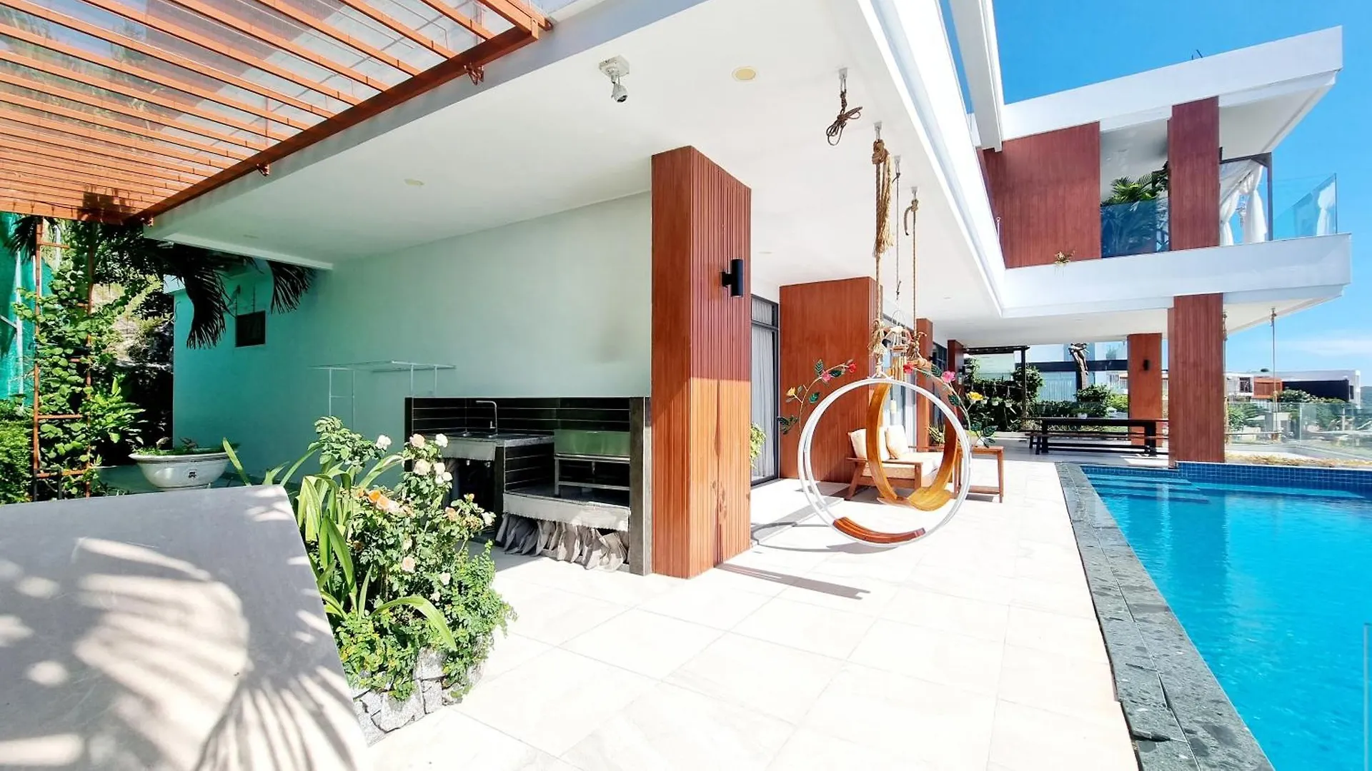 Ocean Front Villa Нячанг
