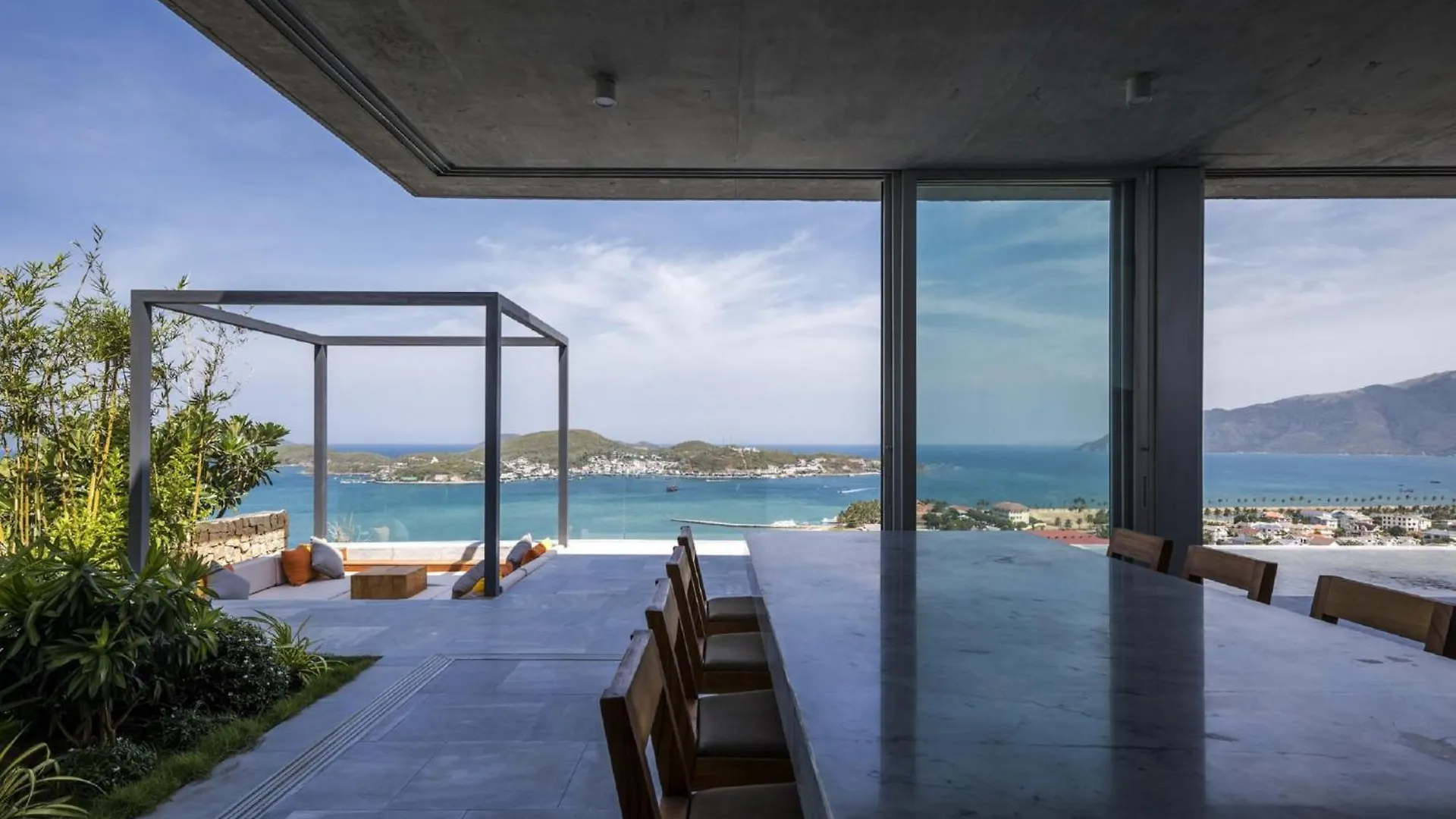 Ocean Front Villa Нячанг