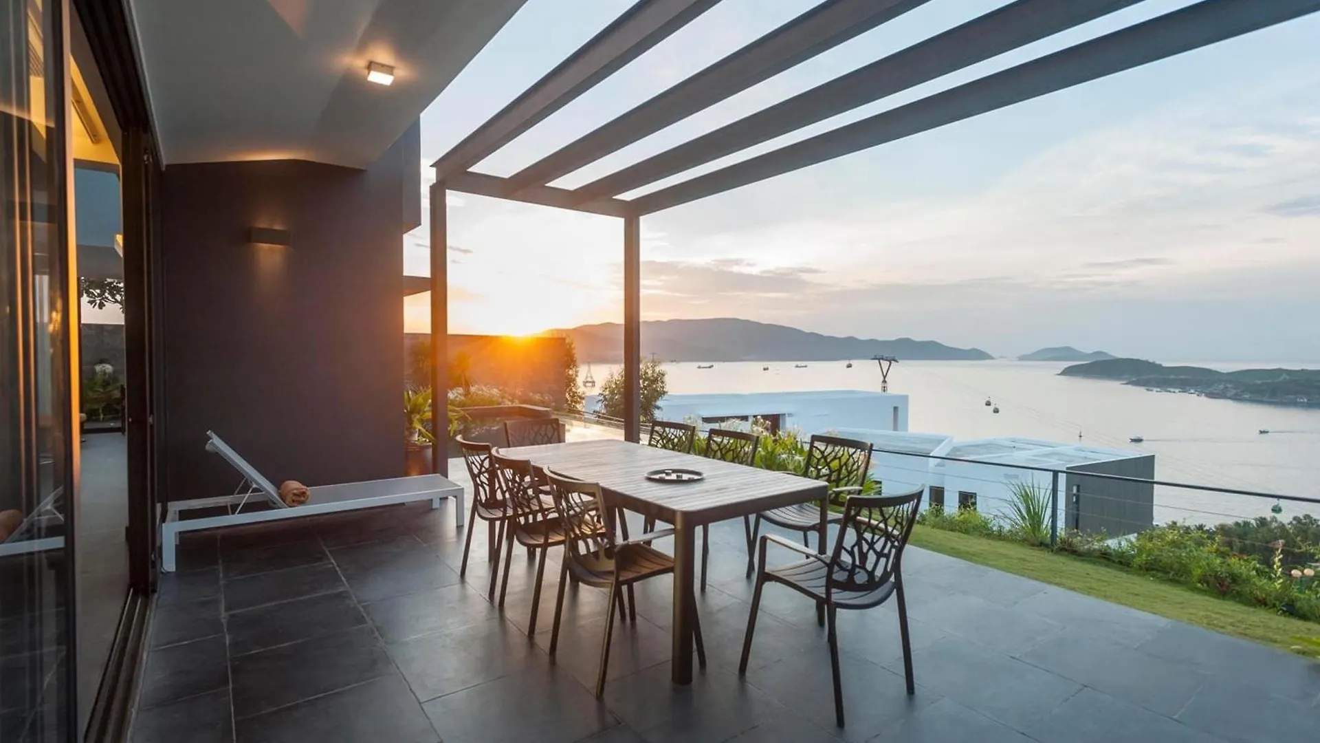 Ocean Front Villa Нячанг