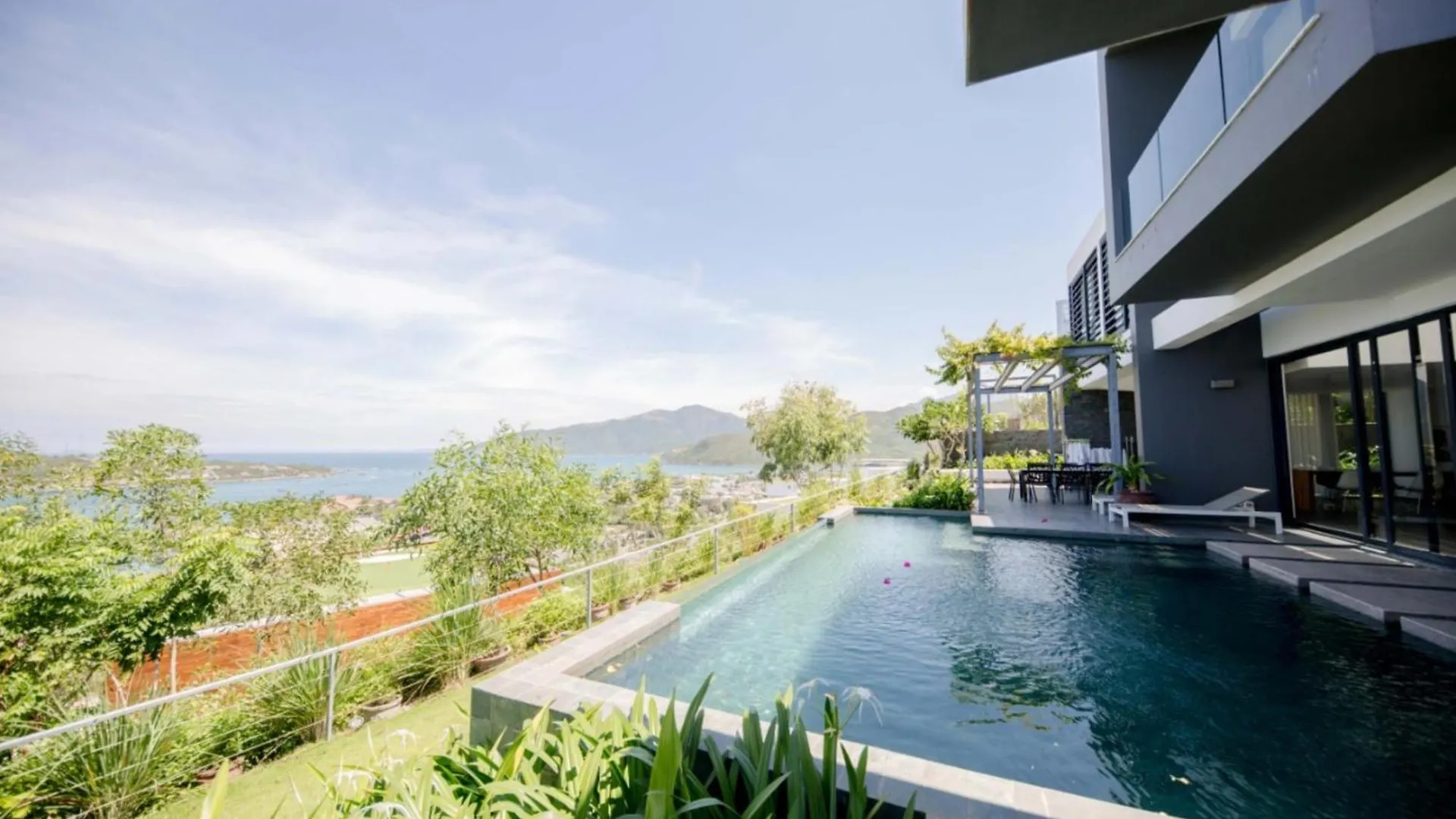 Ocean Front Villa Нячанг