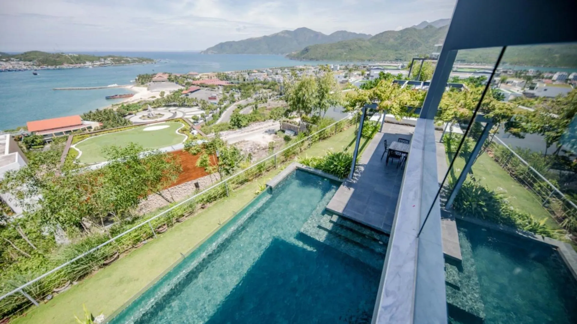 Ocean Front Villa Нячанг