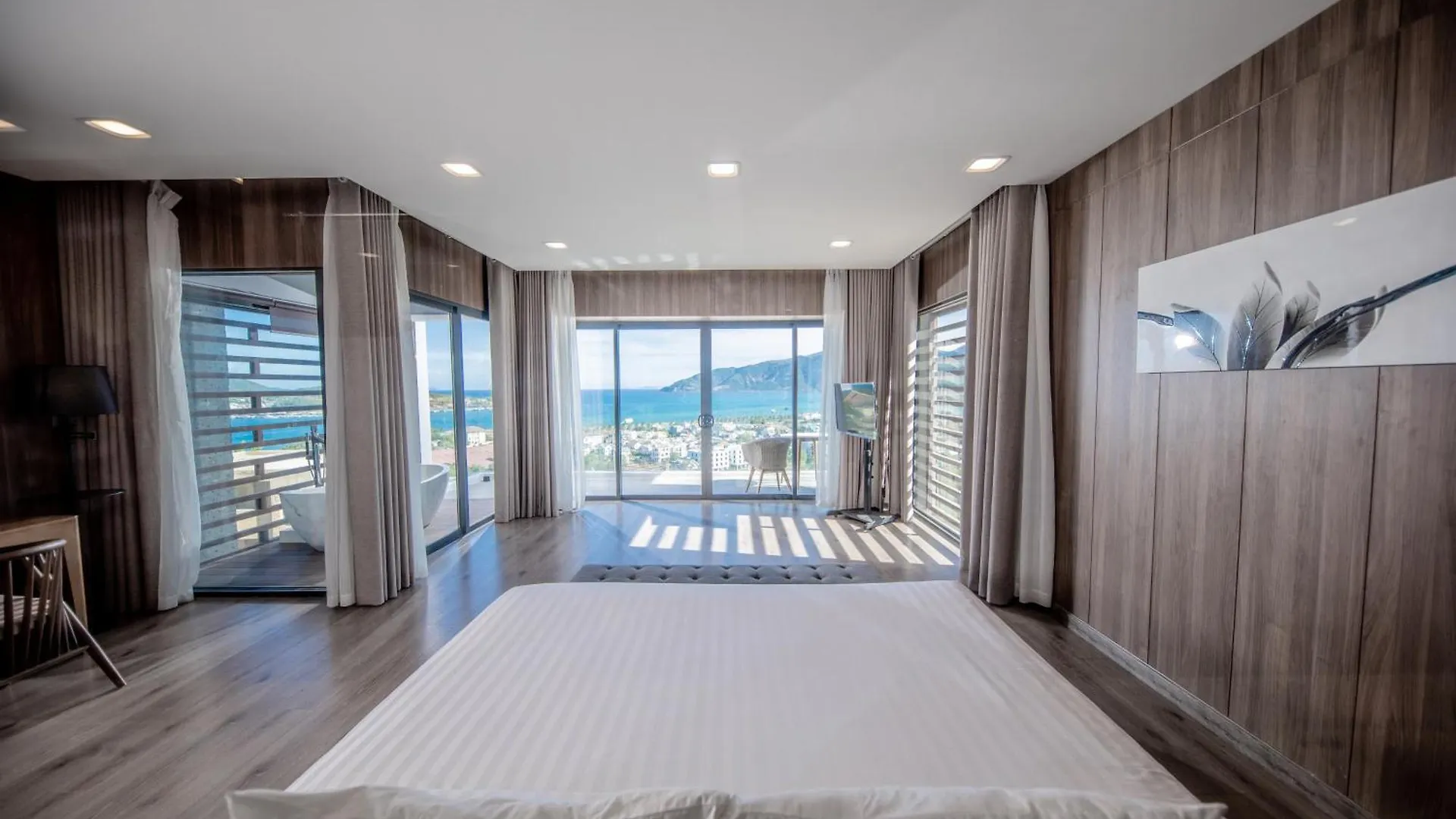 Ocean Front Villa Нячанг