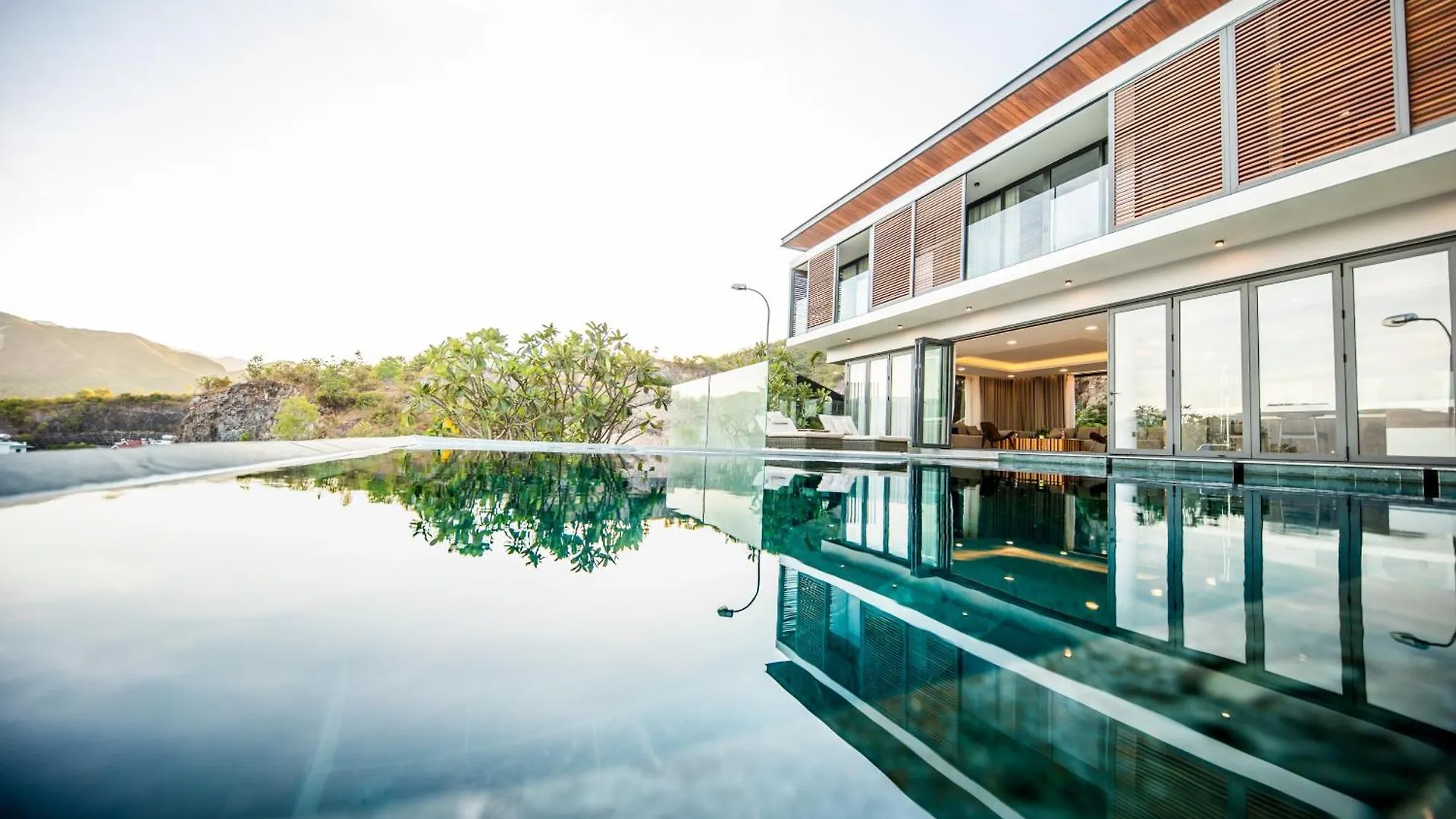 Ocean Front Villa Нячанг