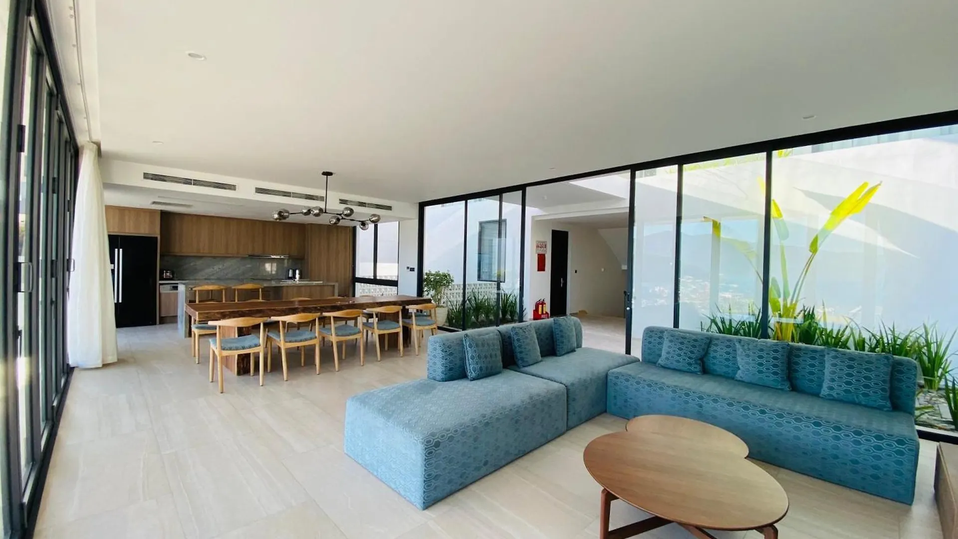 Ocean Front Villa Нячанг