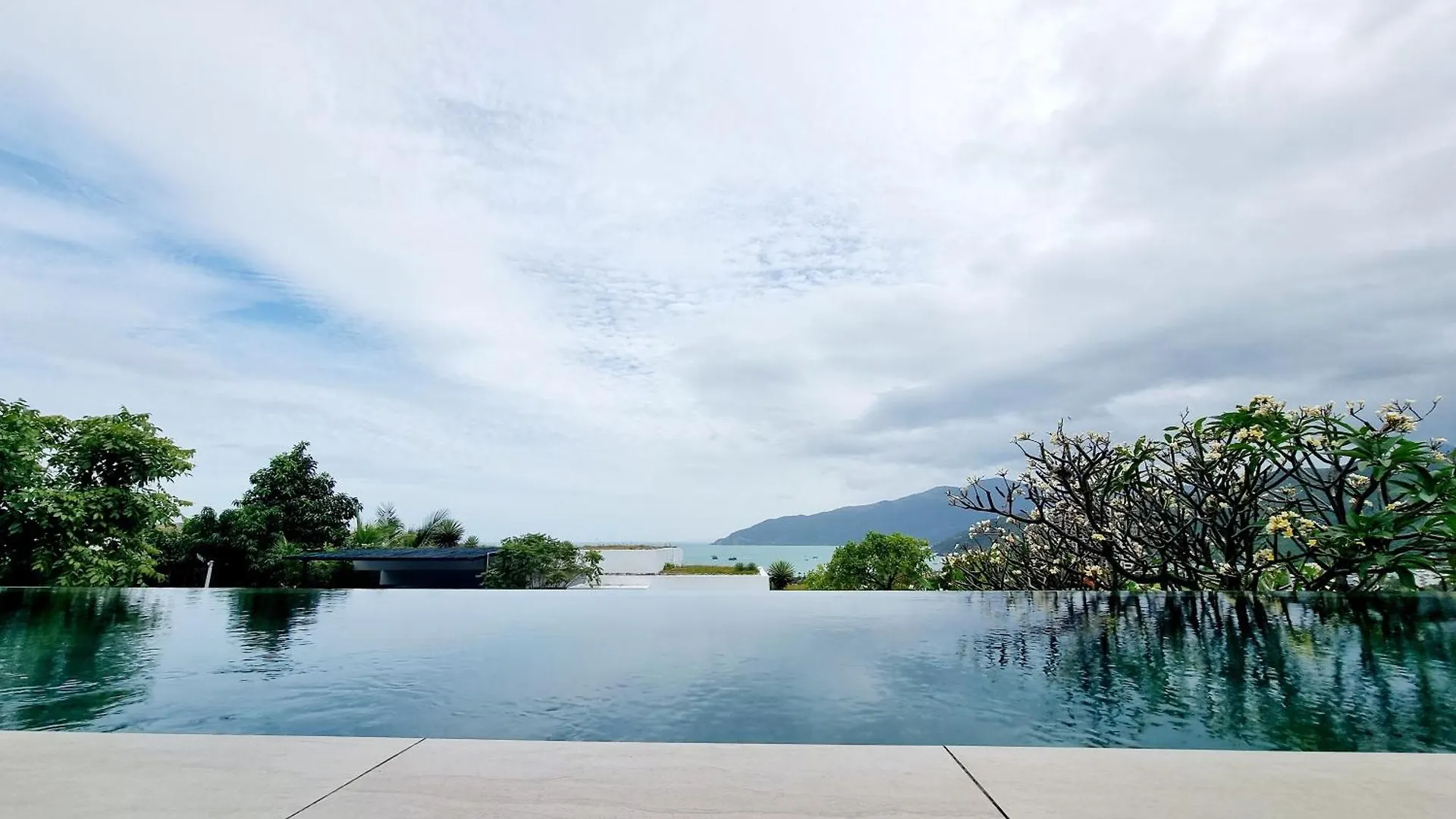 Ocean Front Villa Нячанг
