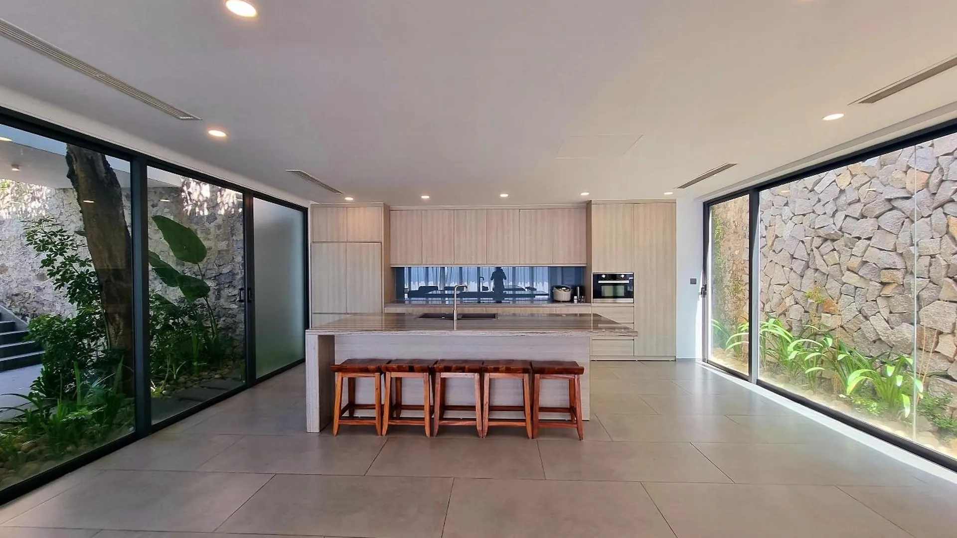 Ocean Front Villa Нячанг